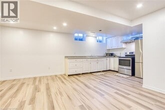 72 Nanaimo Cres in Stoney Creek, ON - Building Photo - Building Photo