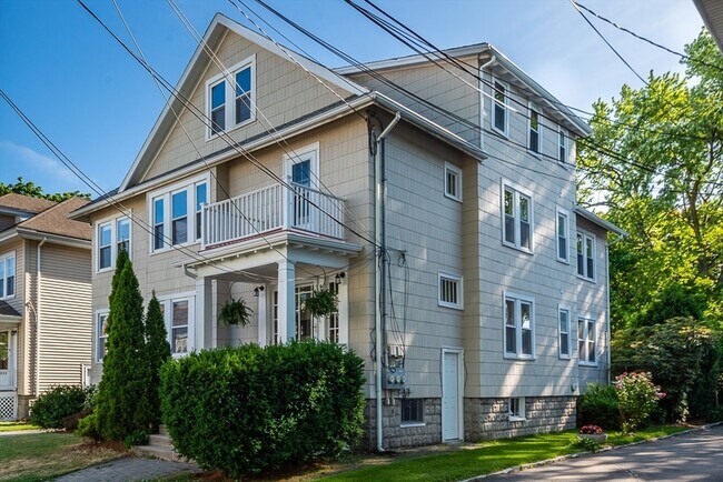 12 Pondview Rd in Arlington, MA - Building Photo - Building Photo