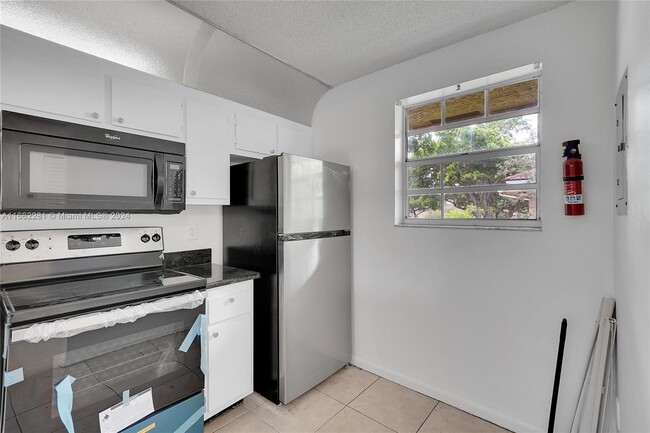 855 NW 103rd Ter, Unit #201 LIKE NEW UPDATED in Pembroke Pines, FL - Building Photo - Building Photo