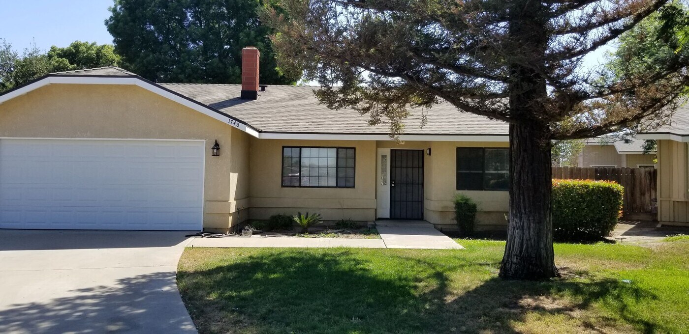 1746 Carson Ave in Tulare, CA - Building Photo