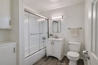 1835 W Crestwood Ln, Unit 1 in Anaheim, CA - Foto de edificio - Building Photo