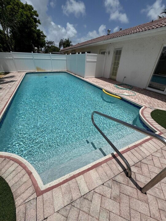 497 W Conference Dr in Boca Raton, FL - Building Photo