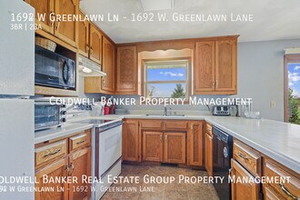 1692 W Greenlawn Ln in Appleton, WI - Foto de edificio - Building Photo