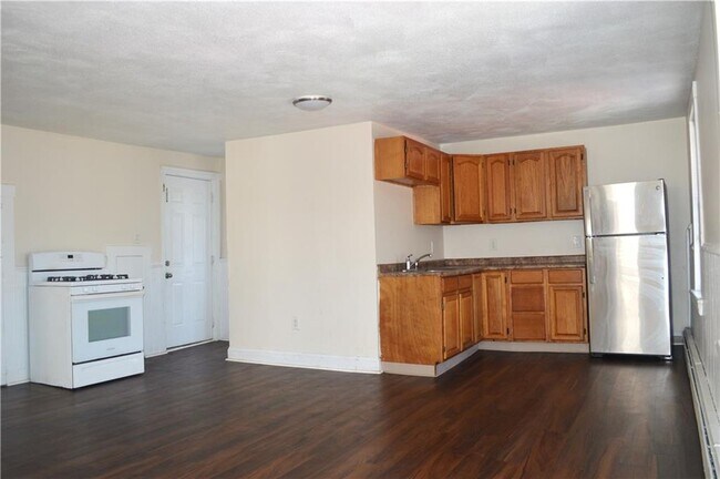 90 Railroad St-Unit -3 in Lincoln, RI - Building Photo - Building Photo