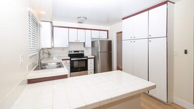 563 S Fashion Park St in Orange, CA - Building Photo - Building Photo