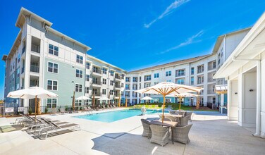 Atlantic on the Boulevard in North Charleston, SC - Foto de edificio - Building Photo
