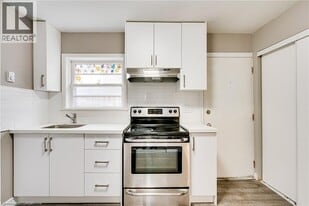 35 Albion St in Brantford, ON - Building Photo