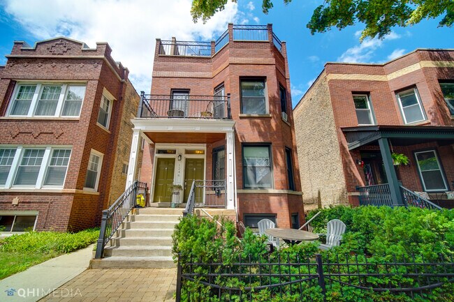 property at 1246 W Roscoe St