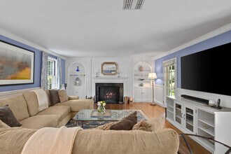 342 Woodbury Rd in Cold Spring Harbor, NY - Building Photo - Building Photo
