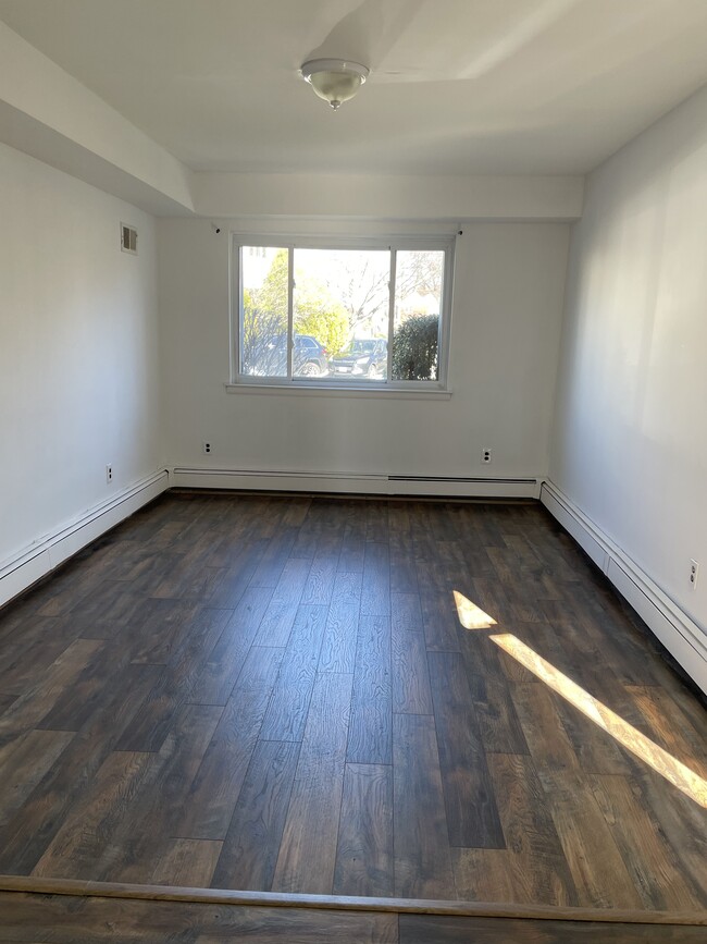 26 Rose Ln, Unit Side Apt in Staten Island, NY - Foto de edificio - Building Photo