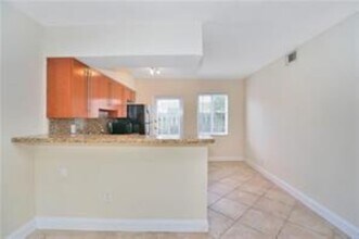 1424 Holly Heights Dr, Unit 5 in Fort Lauderdale, FL - Foto de edificio - Building Photo