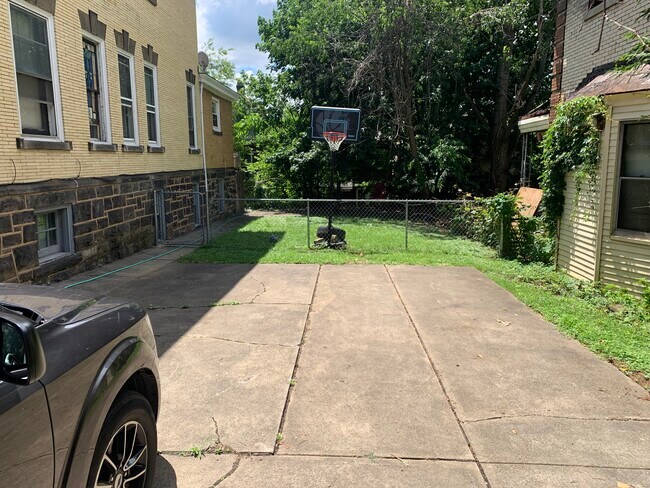 418 Edgemont St in Mount Washington, PA - Building Photo - Building Photo