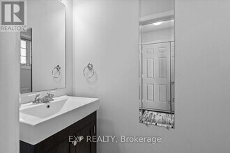 32 Michael Crescent in Barrie, ON - Building Photo - Building Photo