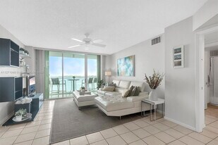 800 Claughton Island Dr in Miami, FL - Building Photo
