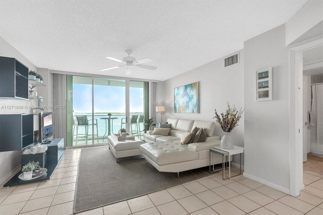 800 Claughton Island Dr in Miami, FL - Building Photo