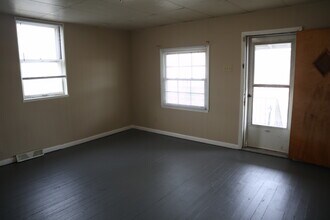 823 Crest Ave in Charleroi, PA - Building Photo - Building Photo