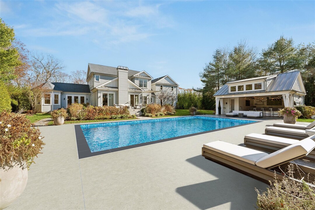 19 Brushy Neck Ln in Westhampton, NY - Building Photo