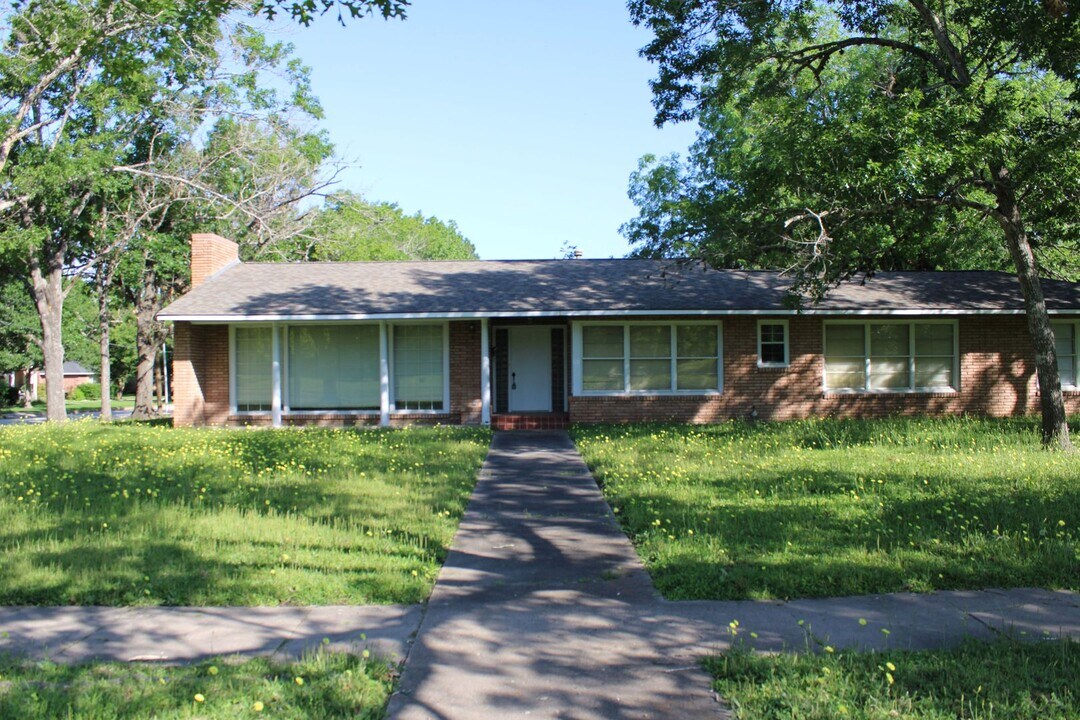 1003 E Washington Ave in Navasota, TX - Building Photo
