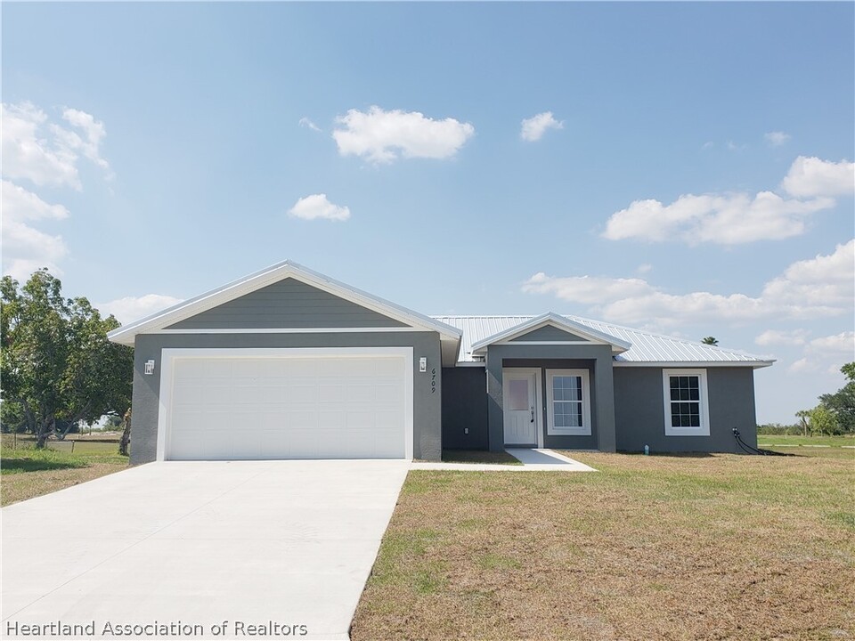 6709 Heavitree Dr in Sebring, FL - Foto de edificio