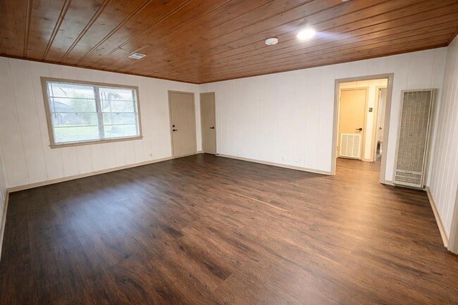 107 Elm Ave in Rockdale, TX - Building Photo - Building Photo