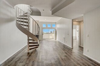 16070 Sunset Blvd in Pacific Palisades, CA - Foto de edificio - Interior Photo