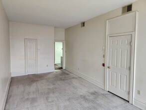 102 Carlisle St, Unit 102B in Hanover, PA - Building Photo - Building Photo