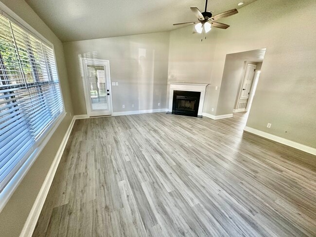 8022 Brookside Ln in Daphne, AL - Foto de edificio - Building Photo