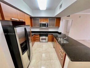 2030 Douglas Rd in Miami, FL - Foto de edificio - Building Photo