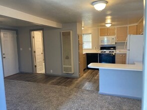 1600 Homewood Ave in Dodge City, KS - Building Photo - Building Photo