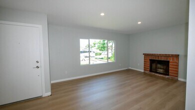 10025 Embry Way in San Diego, CA - Building Photo - Building Photo