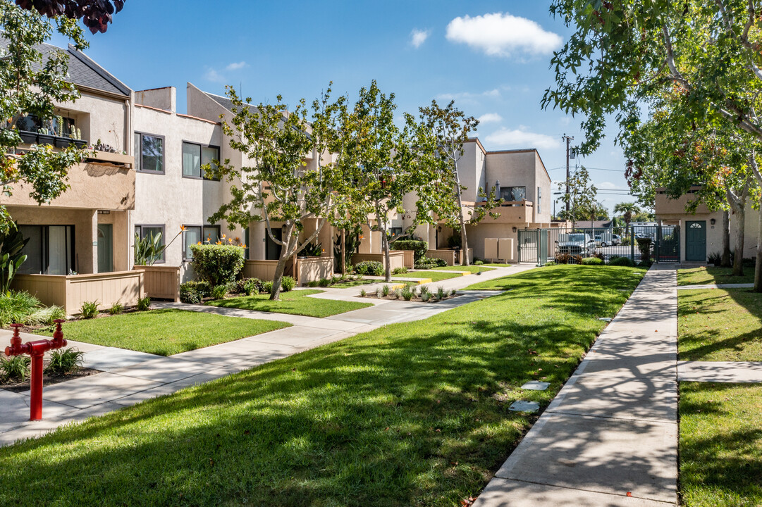 Wallace Court Apartments in Costa Mesa, CA - Building Photo