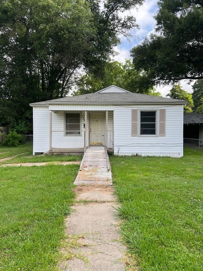 property at 2728 Hillcrest Ave