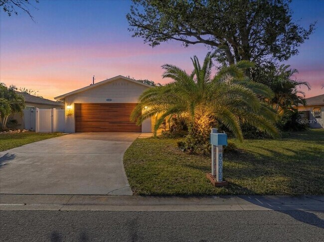 6808 Friendship Dr in Sarasota, FL - Building Photo - Building Photo