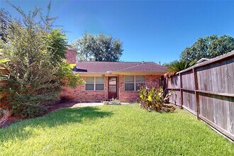 5850 Braesheather Dr in Houston, TX - Building Photo - Building Photo