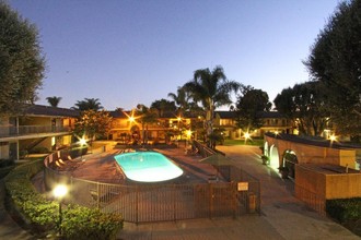 Renaissance Park in Anaheim, CA - Foto de edificio - Building Photo