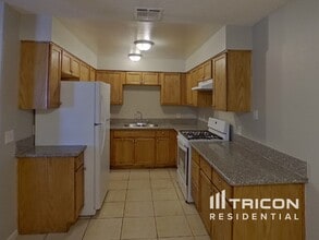 104 Edelweiss St in Las Vegas, NV - Building Photo - Building Photo