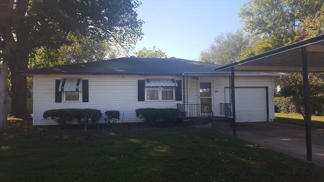 1002 S Main St in Bentonville, AR - Building Photo - Building Photo