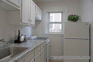 95 Adams St, Unit 8 in Waltham, MA - Building Photo