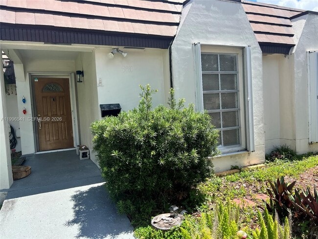 7411 Twin Sabal Dr in Hialeah, FL - Building Photo - Building Photo