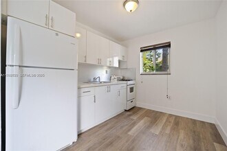 3200 Mary St in Miami, FL - Building Photo - Building Photo