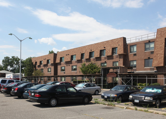 Charles J. Monica Senior Village in Valley Stream, NY - Foto de edificio - Building Photo