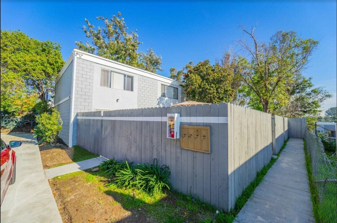 Mellmanor Townhouse in La Mesa, CA - Foto de edificio