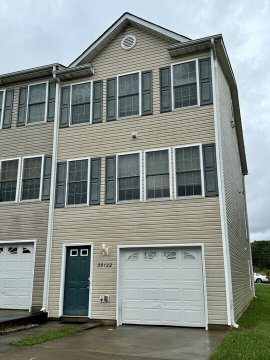 35122 Saba Pl in Locust Grove, VA - Building Photo