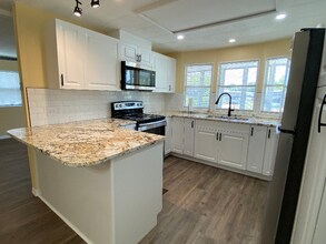 144 Stuart Cir in Port Orange, FL - Foto de edificio - Building Photo