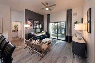 The Aston North Scottsdale in Scottsdale, AZ - Foto de edificio - Building Photo