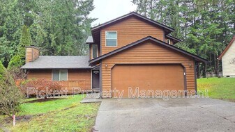565 NW Carolyn Ln in Poulsbo, WA - Building Photo