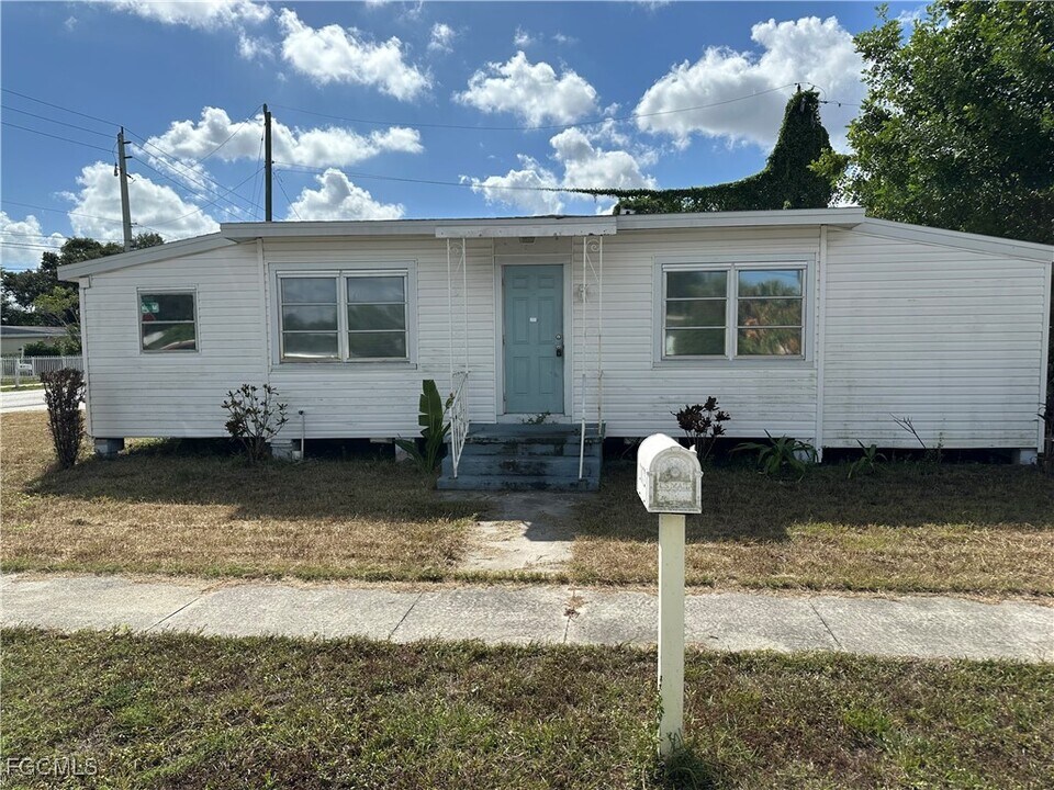 2072 Maple Ave in Ft. Myers, FL - Building Photo