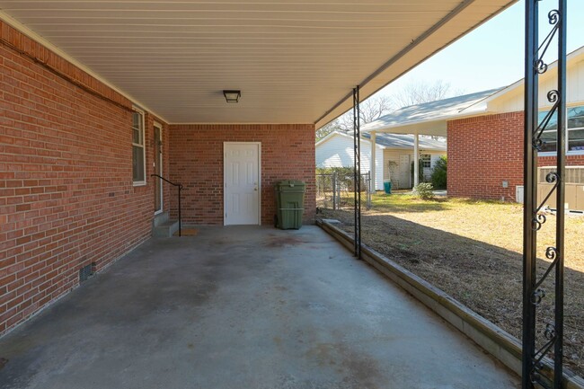 1813 Fairlawn Cir in Cayce, SC - Building Photo - Building Photo