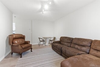 120 Greenlawn Rd in Huntington, NY - Building Photo - Building Photo