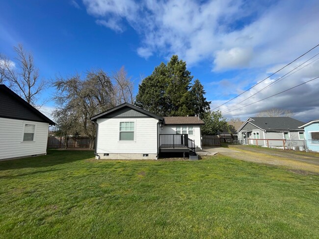 484 D St in Independence, OR - Building Photo - Building Photo